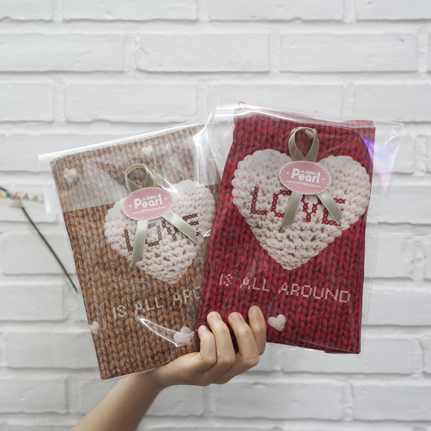 กระเป๋าผ้าแคนวาส ปักชื่อ (ไซส์ S) ลาย Knitted Heart - Brown