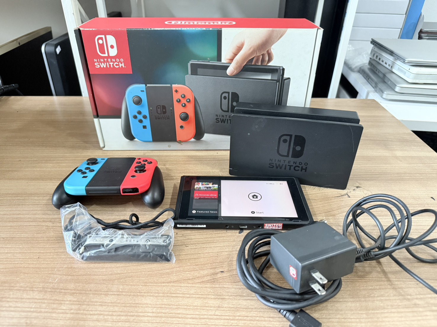 Nintendo Switch V1 +Adapter+Joy 2อัน(อุปกรณ์ครบ) มีจอย2อัน อันหนึ่งรวนไปทางขวาตลอด กล่องเสียบ Switch ไม่ติด #แค่เปลี่ยนจอยใช้ได้ปกติ