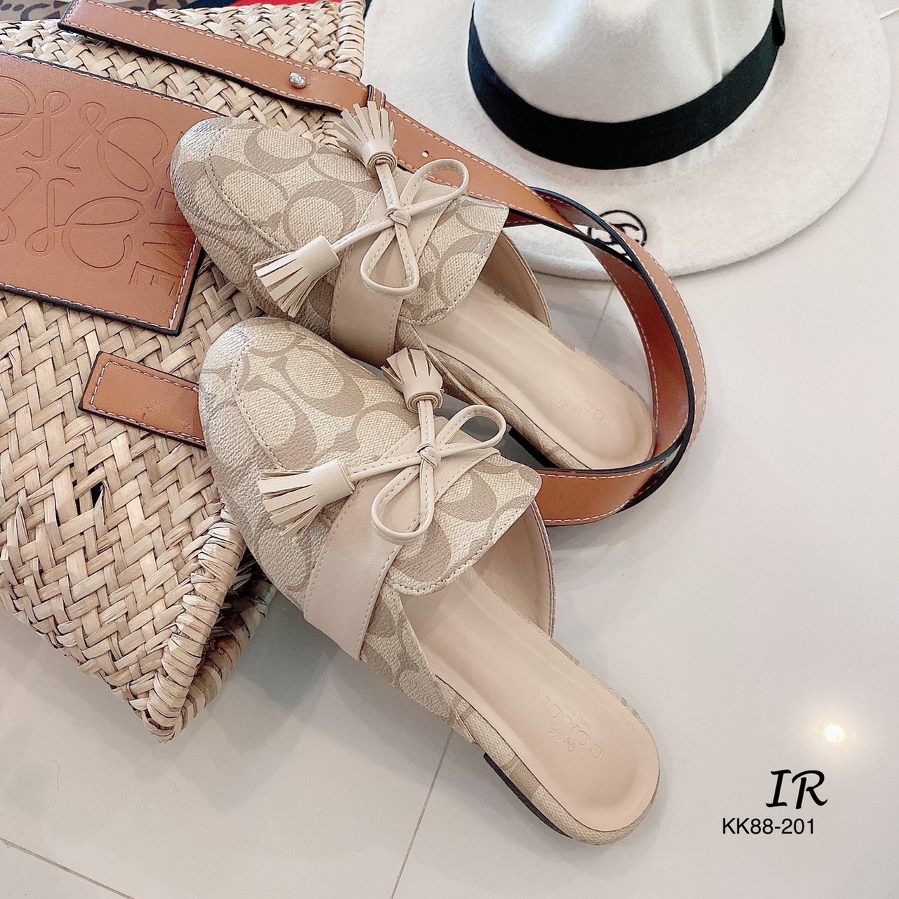 รองเท้าสลิปเปอร์ Style Coach (สีตาล)