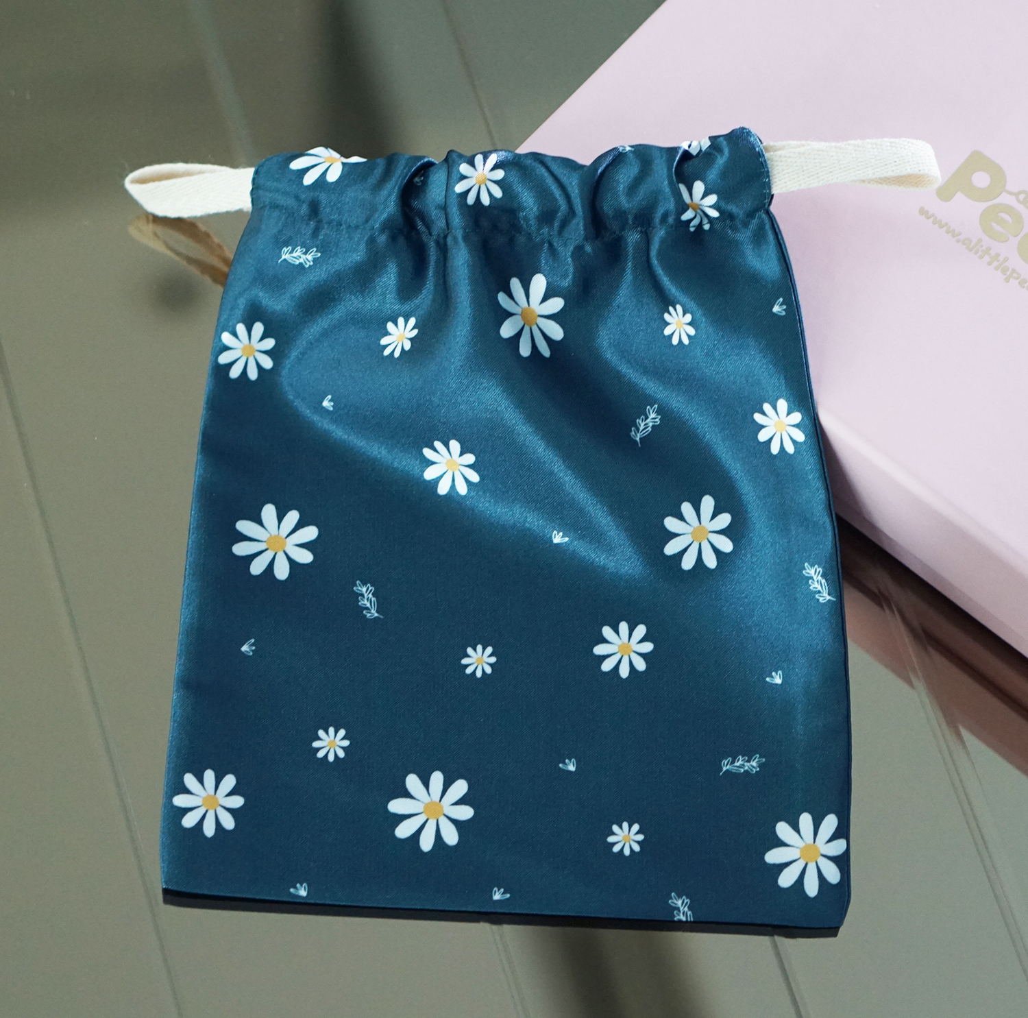 ผ้าคลุมให้นม 3in1 (รุ่นมีกระดุม ถอดโครงได้) แบบสั่งทำใส่ชื่อ ลาย Daisy - Green