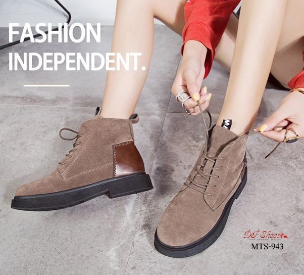 รองเท้าผ้าใบหุ้มข้อหนังกลับแต่งหมุด (สีกากี)