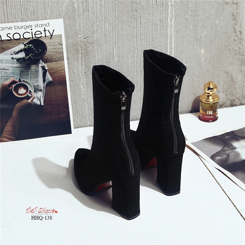 รองเท้าบูทส้นแท่งสักหลาด