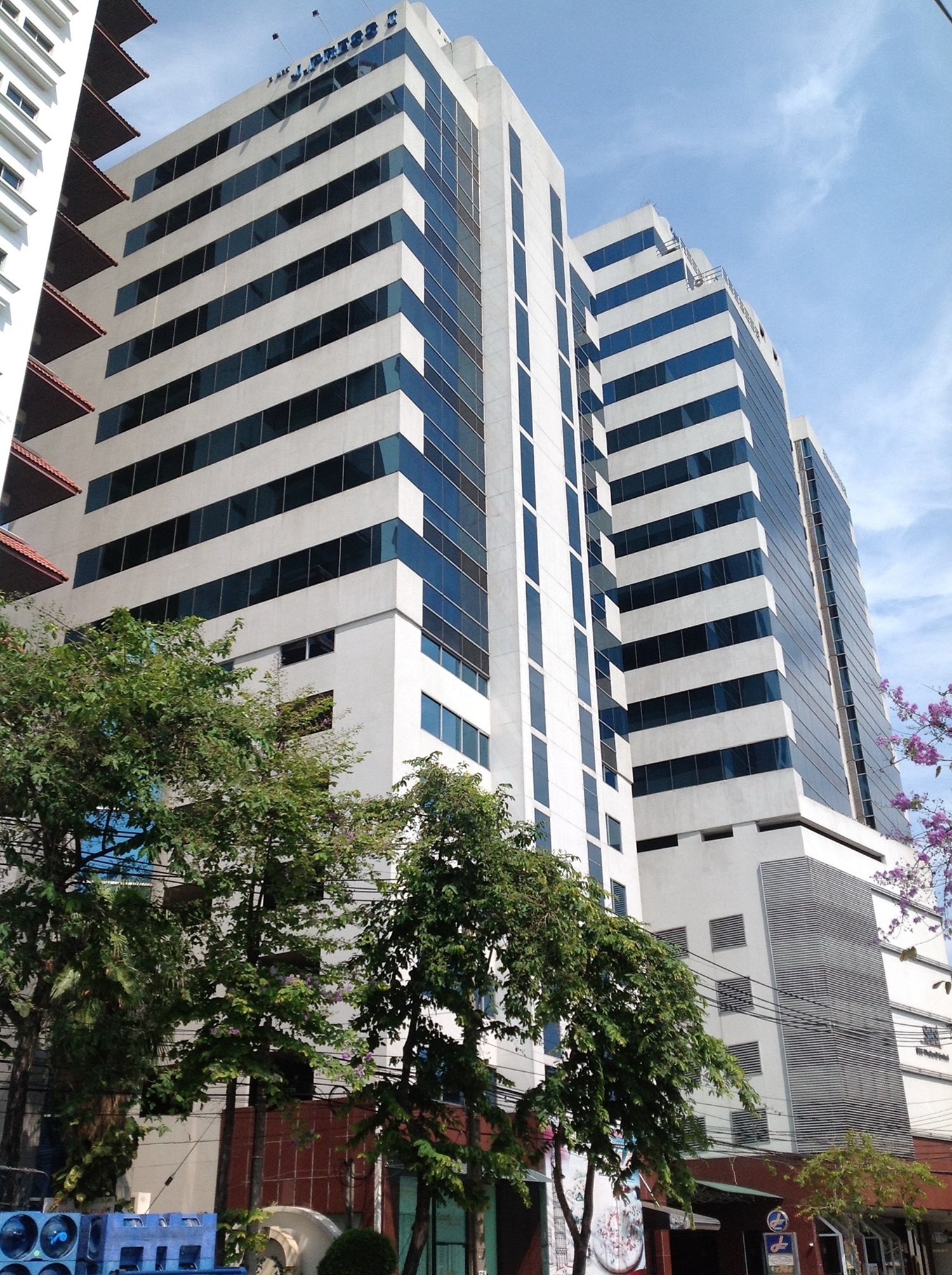อาคาร เจ.เพรส ทาวเวอร์ (J Press Tower) สำนักงานให้เช่าติดถนนนางลิ้นจี่ กรุงเทพฯ ใกล้ทางด่วนเฉลิมมหานคร