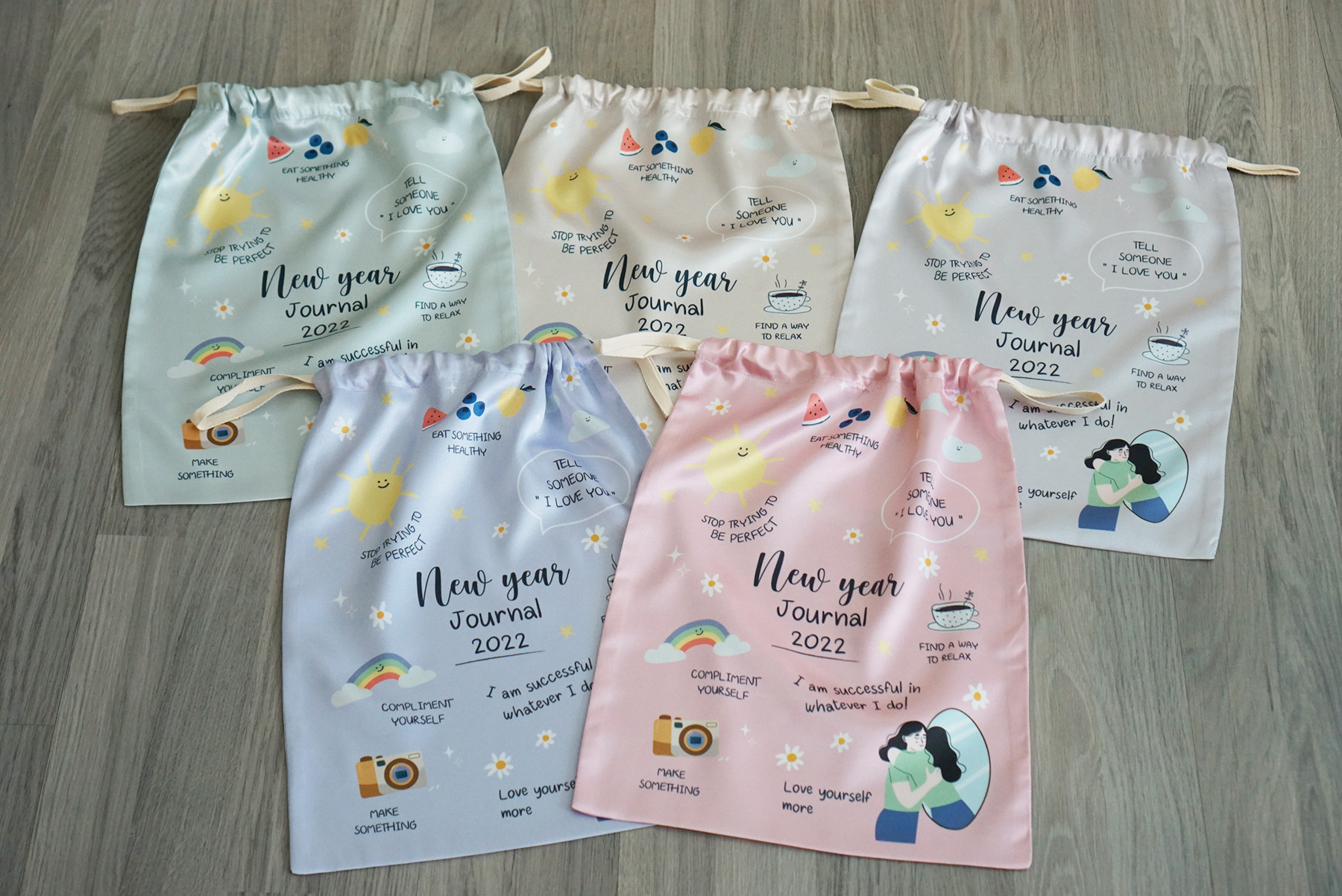 ถุงผ้าซาติน ไซส์ L สั่งทำใส่ชื่อ ลาย New Year Journal (ราคาต่อใบ)