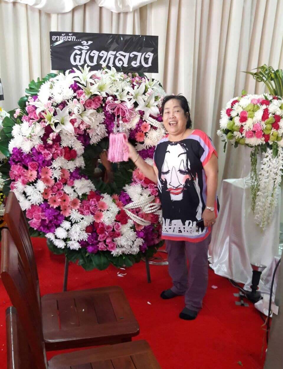 พวงหรีดดอกไม้สดขนาดใหญ่