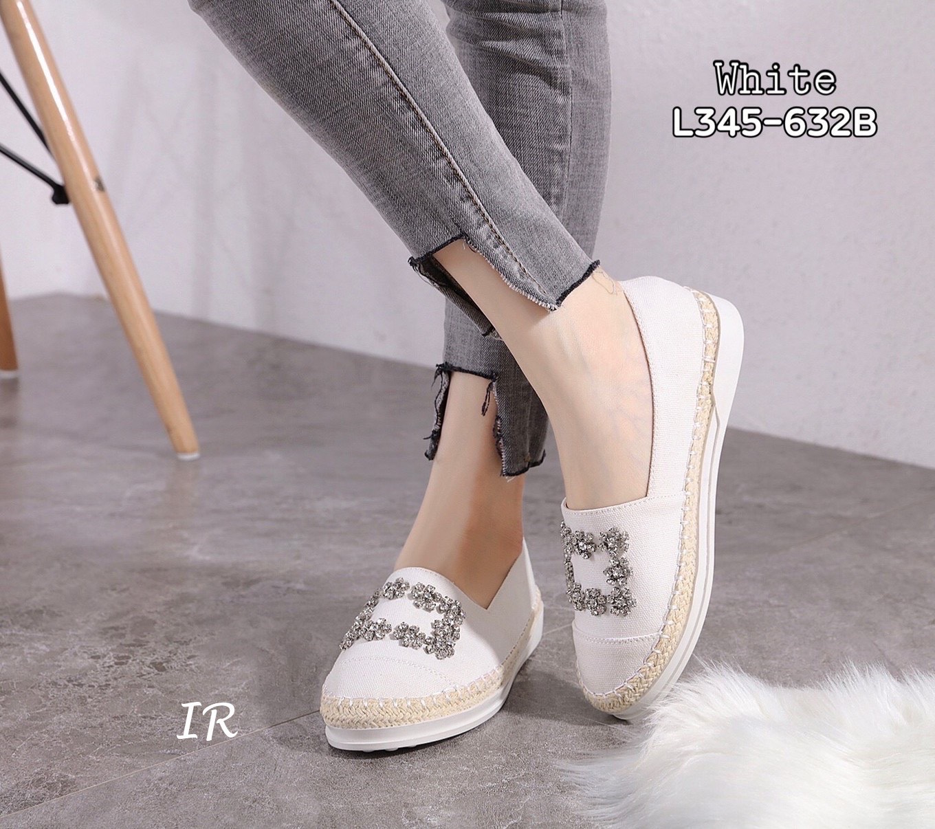 รองเท้าSlipperแคนวาสแต่งอะไหล่ (สีครีม)