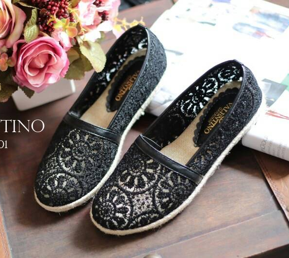 พร้อมส่ง : รองเท้าลูกไม้ Valentino (สีดำ)