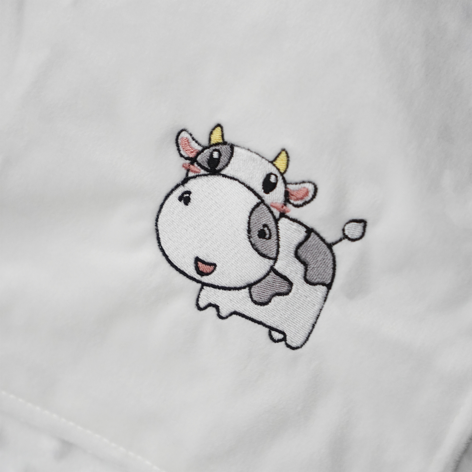 ผ้าห่ม Minky - สีขาว 75x100cm แบบปักชื่อ+การ์ตูน - Cow