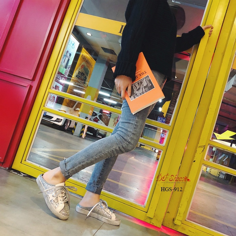 รองเท้าผ้าใบเปิดส้นกลิตเตอร์ลายดาว (สีดำ)