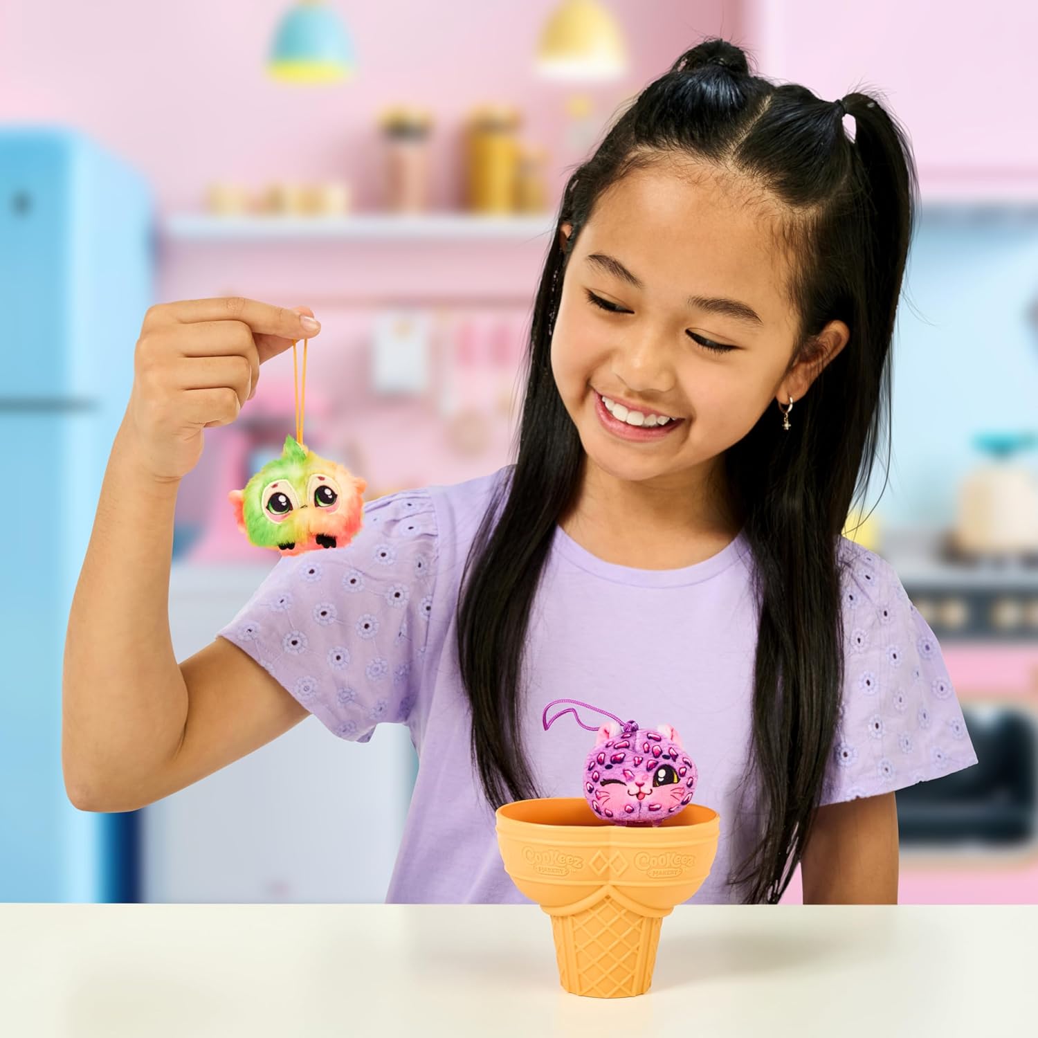 Cookeez Makery Yum Yumz 2 Pack ถุงสุ่มตุ๊กตาผ้าขน Yum Yumz มีกลิ่นหอม 2 ชิ้น ลิขสิทธิ์แท้