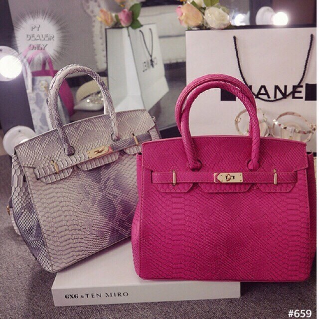 พร้อมส่ง : กระเป๋าถือลายงู (สีบานเย็น)