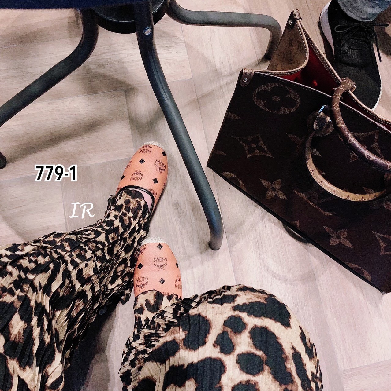 รองเท้าสลิปเปอร์แต่งลายแฟชั่น (สีครีม)