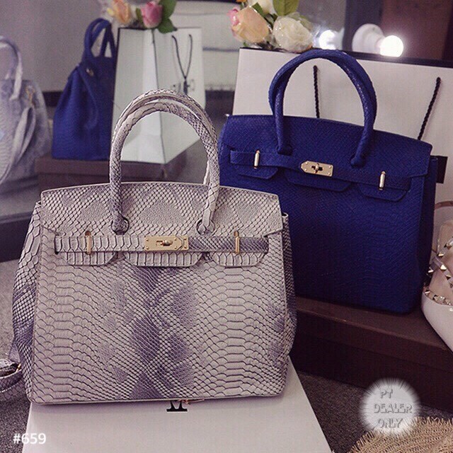 พร้อมส่ง : กระเป๋าถือลายงู (สีควันบุหรี่)