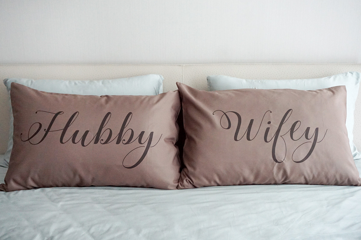 ปลอกหมอนหนุนคู่ สีน้ำตาล ลาย Hubby Wifey