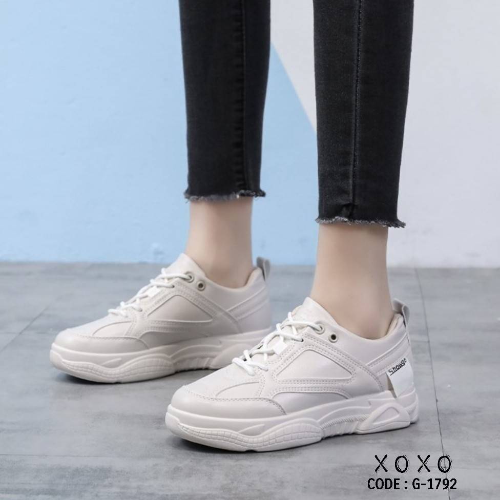 รองเท้าผ้าใบแฟชั่นสไตล์Sportแต่งแถบ (สีครีม)