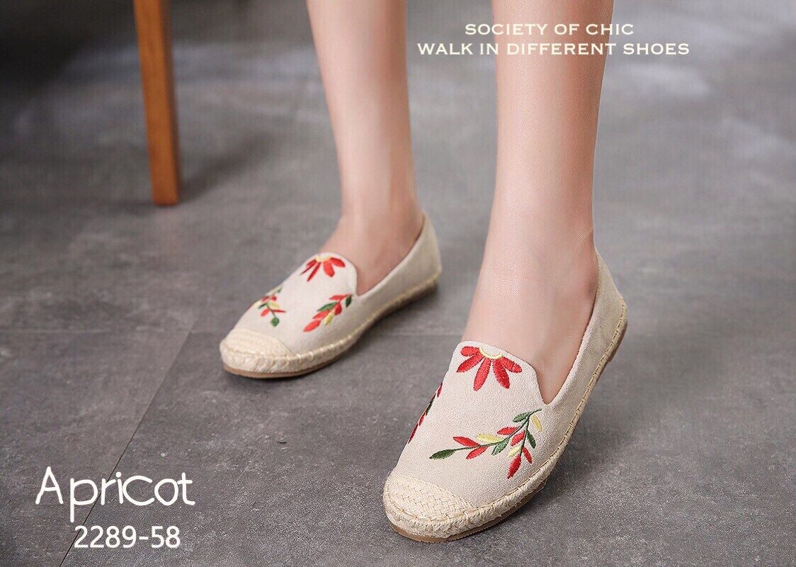 รองเท้าทรงสวมปักลาย (สีครีม)
