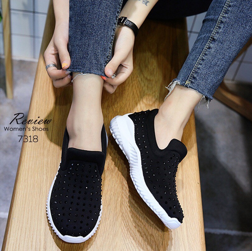 รองเท้าผ้าใบทรงสวมแต่งหมุด (สีขาว)