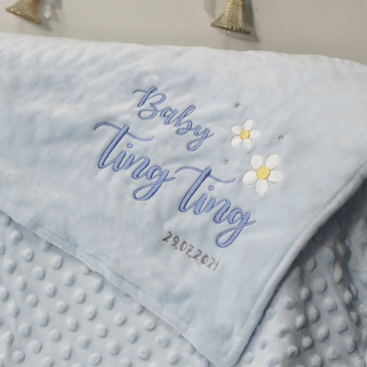 ผ้าห่ม Minky - สีฟ้า 75x100cm แบบปักชื่อ+icon - Daisy