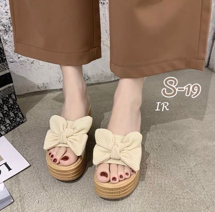 รองเท้าส้นเตารีดแต่งโบว์ลูกฟูก