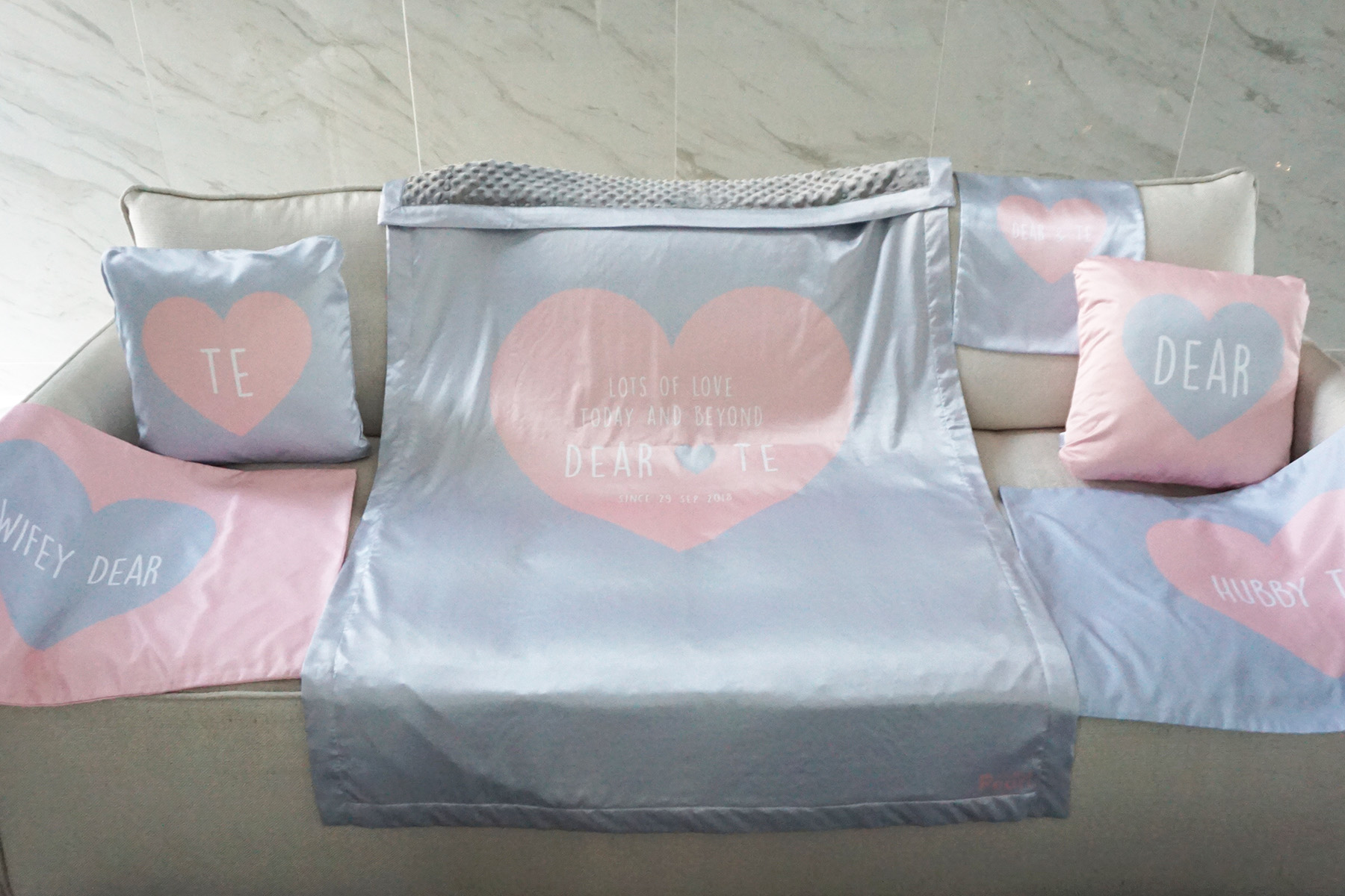 ชุดของขวัญแต่งงาน ปลอกหมอนคู่+หมอนอิง 2 ใบ +ผ้าห่ม ขนาด 100x150cm + ถุงผ้าซาติน ไซส์ L ลาย Heart