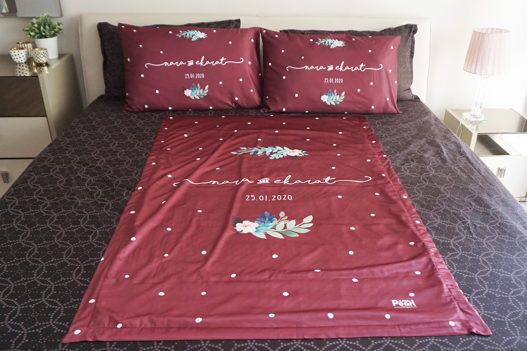 ชุดของขวัญแต่งงาน ปลอกหมอนคู่+ผ้าห่ม ขนาด 100x150cm ลาย Flower - Burgundy