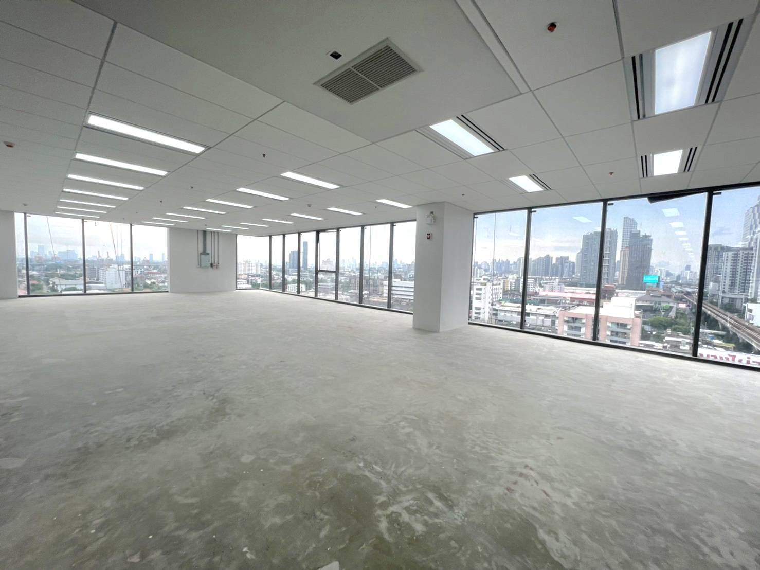 อาคารสุขุมวิท ฮิลล์ ( Sukhumvit Hills ) สำนักงานให้เช่าติดถนนสุขุมวิท ใกล้สถานีรถไฟฟ้า BTS อ่อนนุช และ BTS บางจาก 500 เมตร