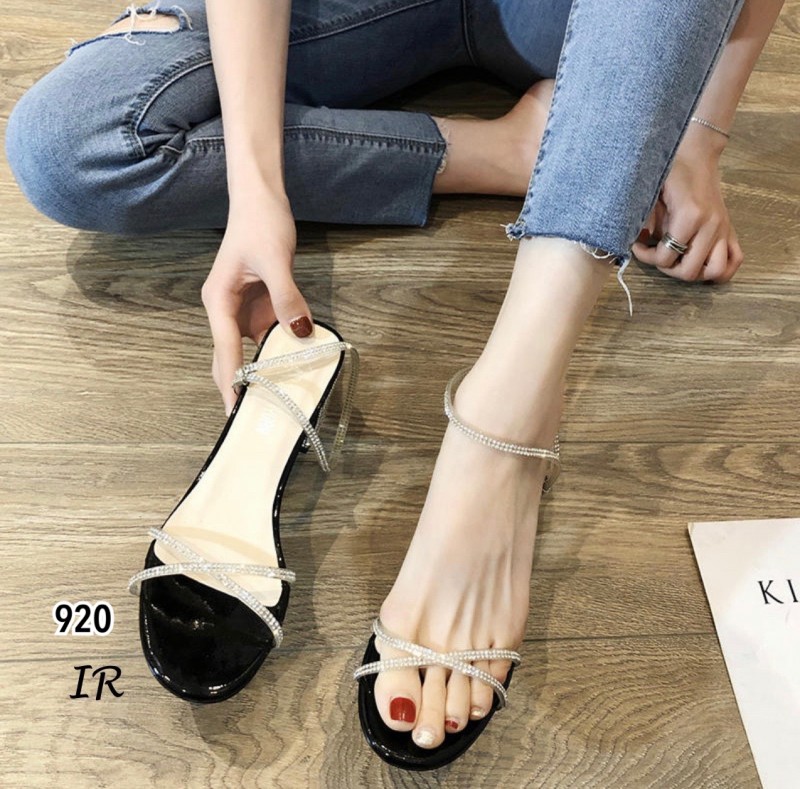 รองเท้าส้นเตี้ยแต่งส้นเพชร (สีครีม)