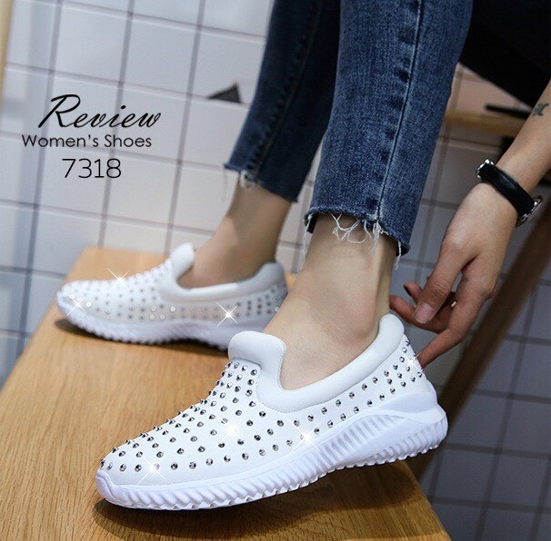 รองเท้าผ้าใบทรงสวมแต่งหมุด (สีขาว)