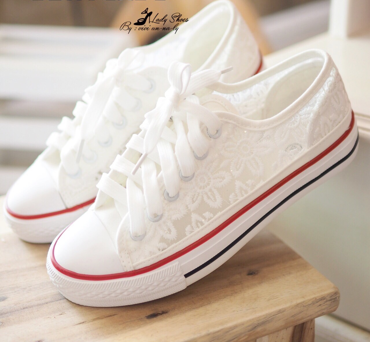 รองเท้าผ้าใบลูกไม้ทรง Converse ฉลุลาย
