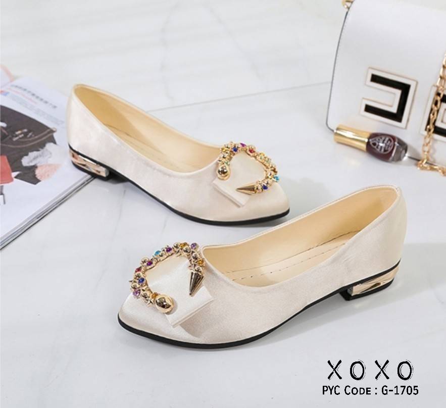 รองเท้าคัทชูส้นเตี้ยแต่งอะไหล่เพชร (สีแดง)