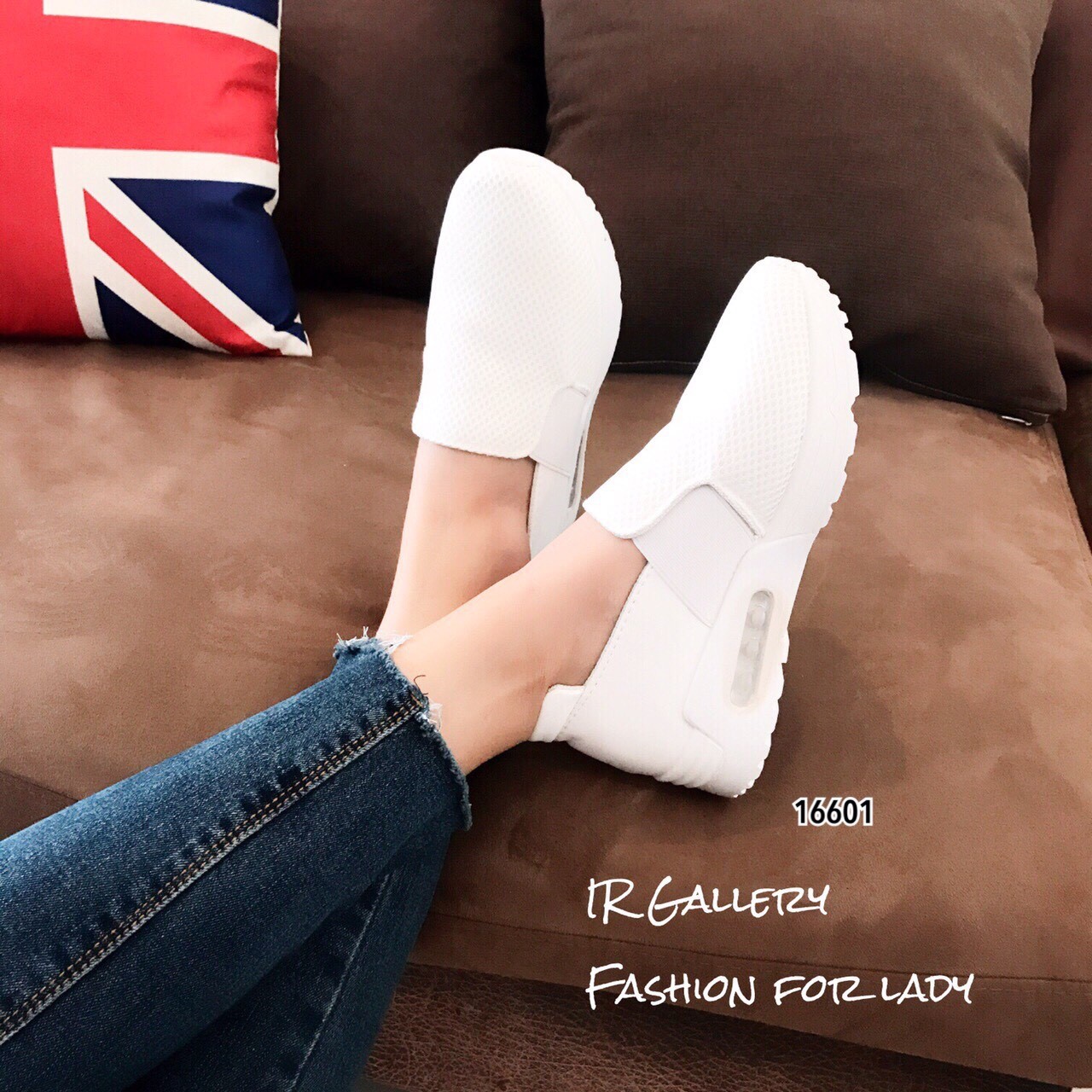 รองเท้าผ้าใบทรงสวมแต่งรูระบาย (สีดำ)