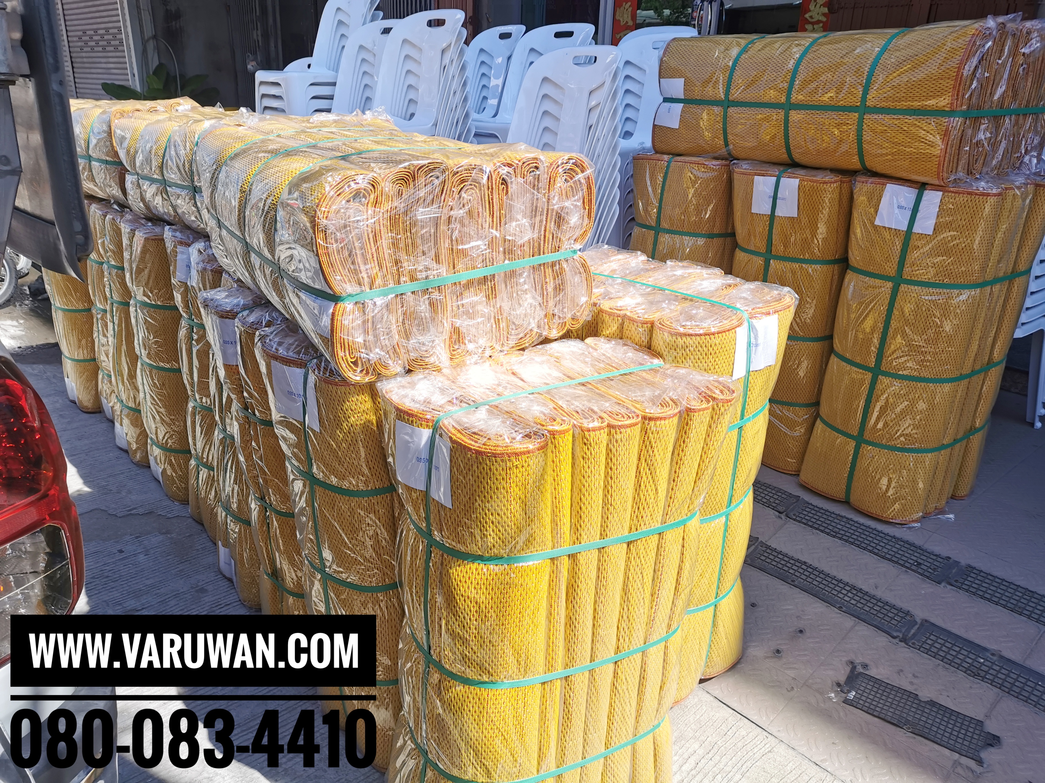 เสื่อพลาสติกแดงเหลือง