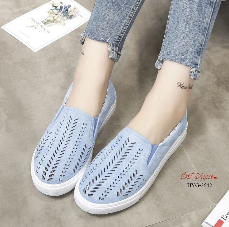รองเท้าผ้าใบทรงSlip onฉลุลาย (สีชมพู)