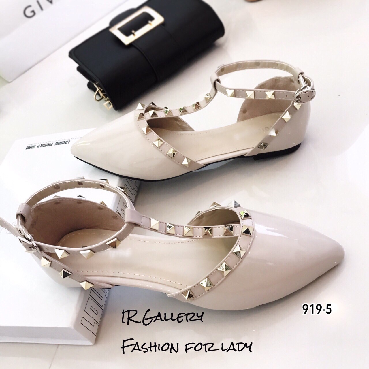 รองเท้าส้นแบนสไตล์ Valentino T-Strap (สีครีม)