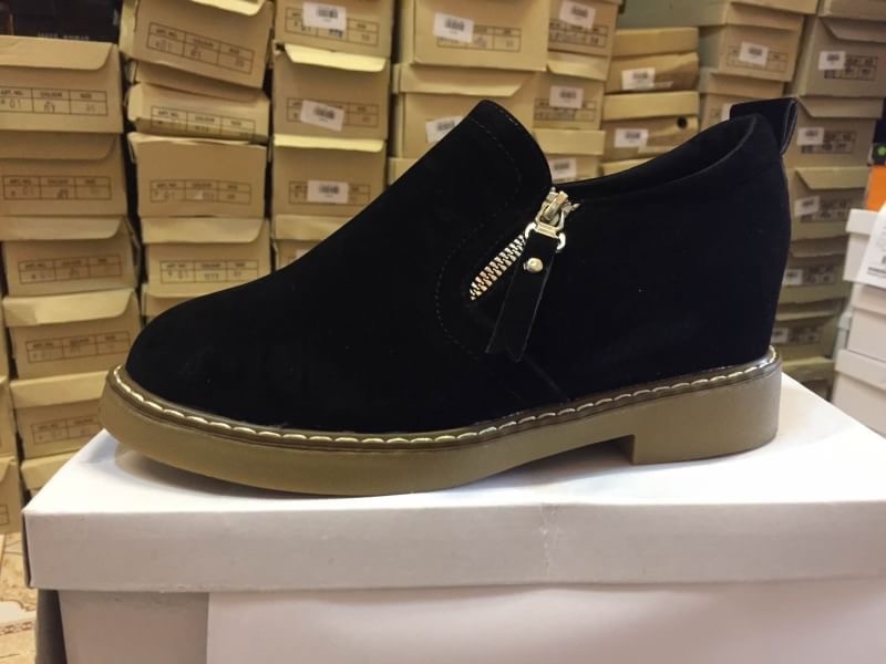 รองเท้าผ้าใบหนังกลับทรงสวม (สีเขียวขี้ม้า)