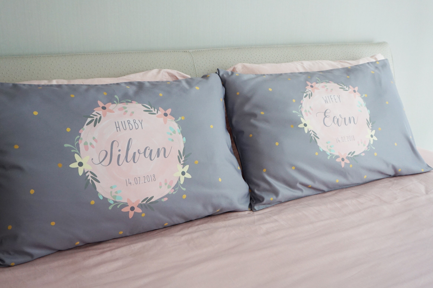 ปลอกหมอนหนุนคู่ พิมพ์ลายเต็มผืน Water Colour dot - Grey - Floral Frame