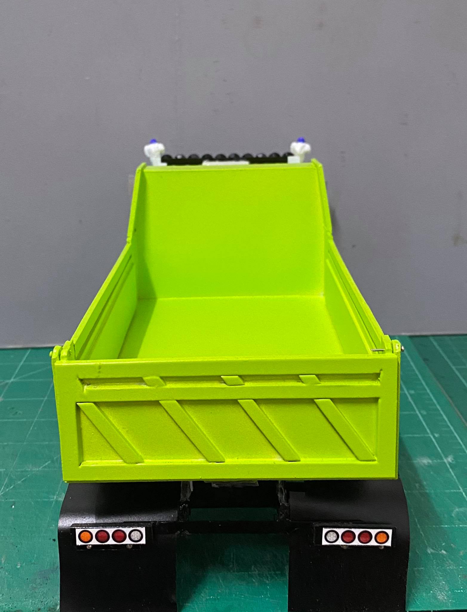 รถดั๊มพ์ 6 ล้อ อีซูสุร๊อกกี้ 1/24 พลาสติก