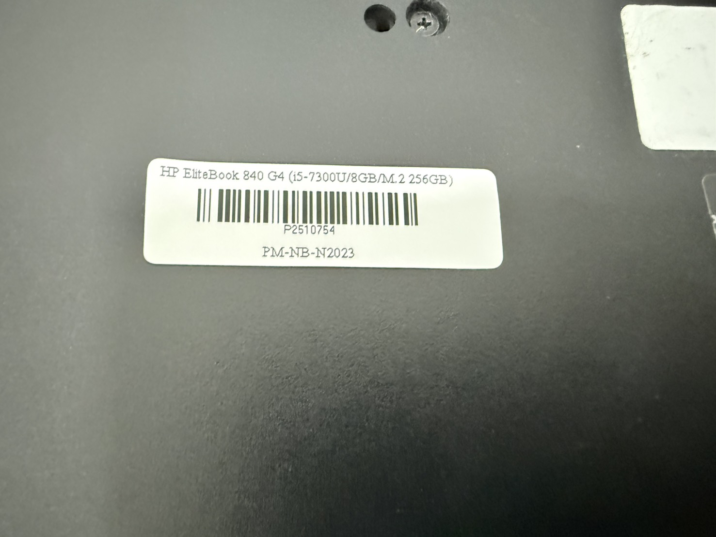 โน๊ตบุ๊ค HP EliteBook 840 G4 (i5-7300U/8GB/M.2 256GB) ไม่มี Adapter ไม่มีแบต จอ Bright ขอบยางเสื่อม มุมเครื่องแตก คีย์บอร์ดกดยาก