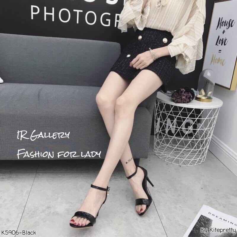 รองเท้าส้นสูงหนังแก้วแต่งสายรัด (สีครีม)