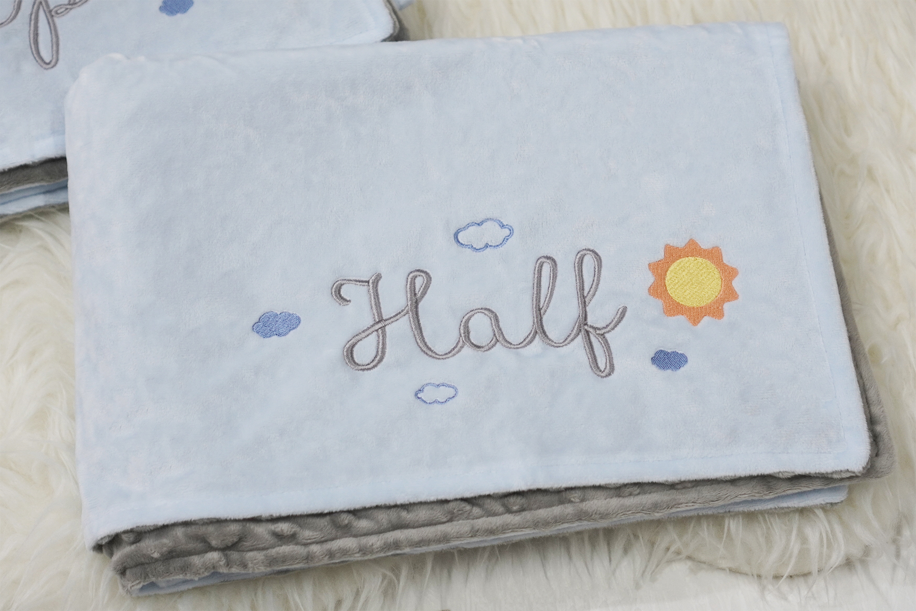 ผ้าห่ม Minky - สีฟ้า + เทา 75x100cm แบบปักชื่อ+icon - Sun