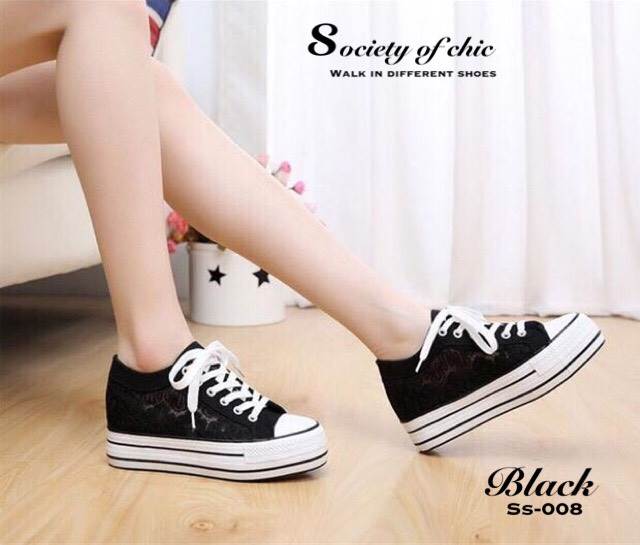 รองเท้าผ้าใบเกาหลีฉลุลาย (สีดำ)