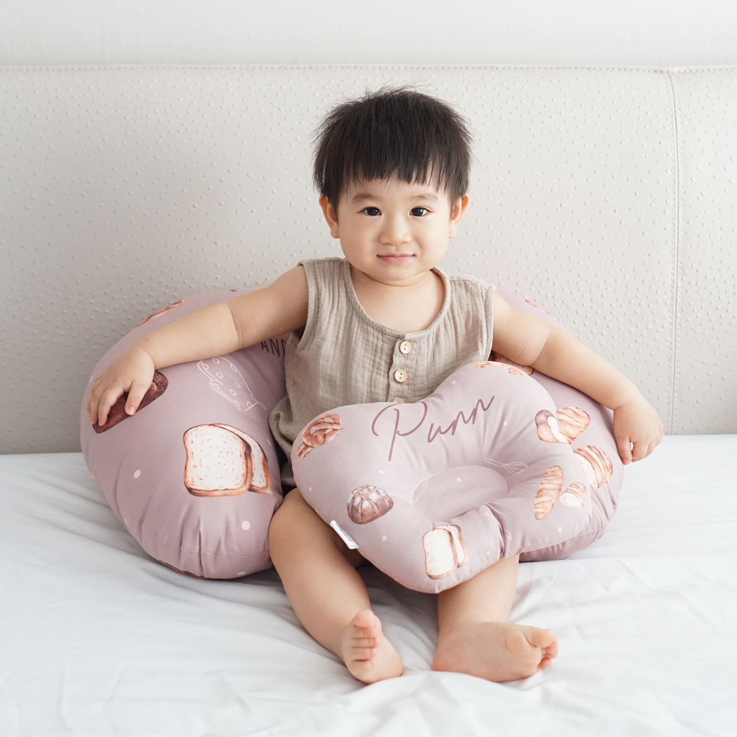 ชุดของขวัญเด็กแรกเกิด BP2 หมอนหลุม + หมอนรองให้นม ลาย Bread - Brown