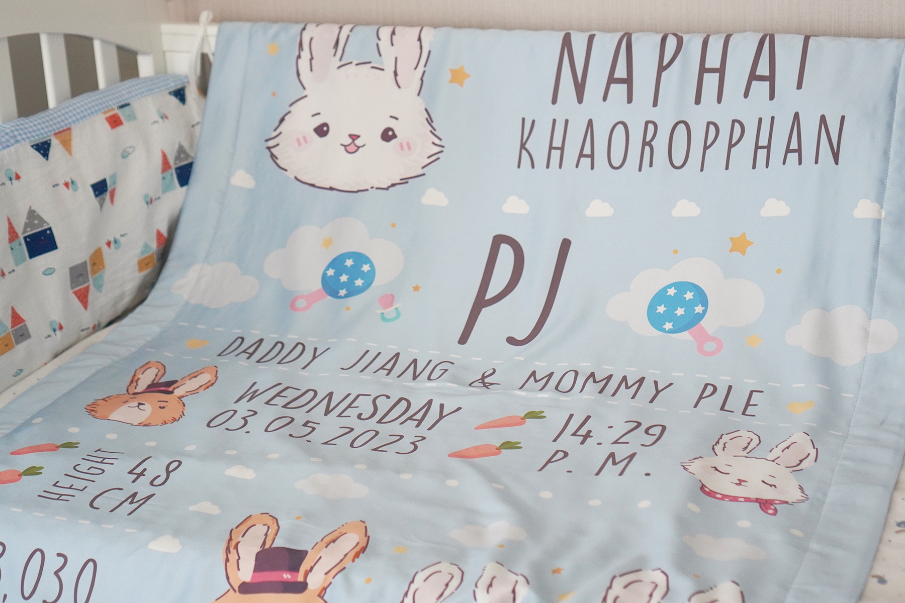 ชุดของขวัญเด็กแรกเกิด หมอนหลุม + ผ้าห่มขนาด 75x100cm ลาย Rabbit with Carrot