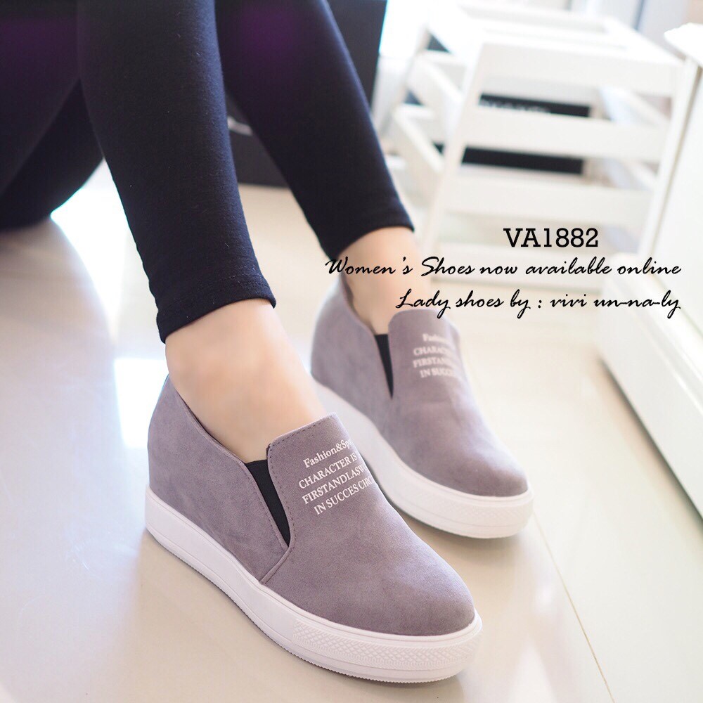 พร้อมส่ง : รองเท้าผ้าใบเสริมส้นสไตล์เกาหลี (สีเทา)