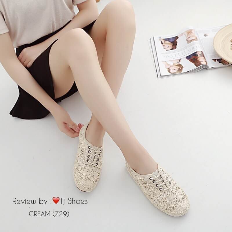 รองเท้าผ้าใบลูกไม้สไตล์วินเทจ (สีกรม)