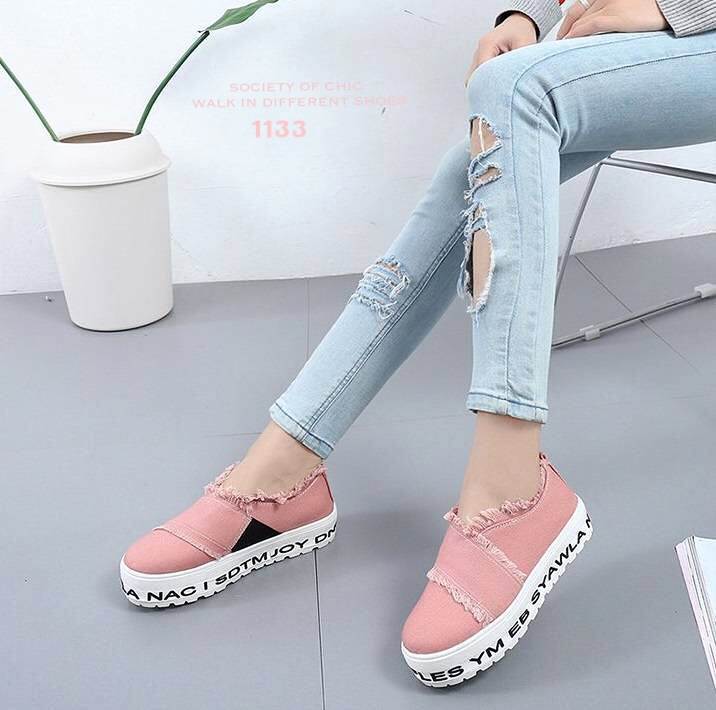 รองเท้าผ้าใบทรงslip onแต่งชาย (สีขาว)