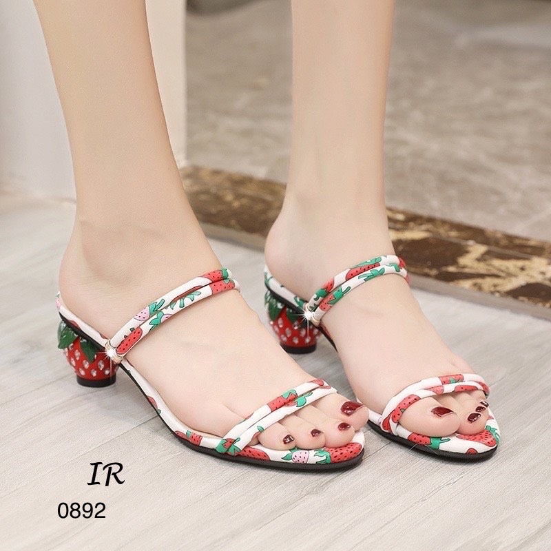 รองเท้าส้นเตี้ยแต่งลายสตอเบอรี่ (สีขาว)