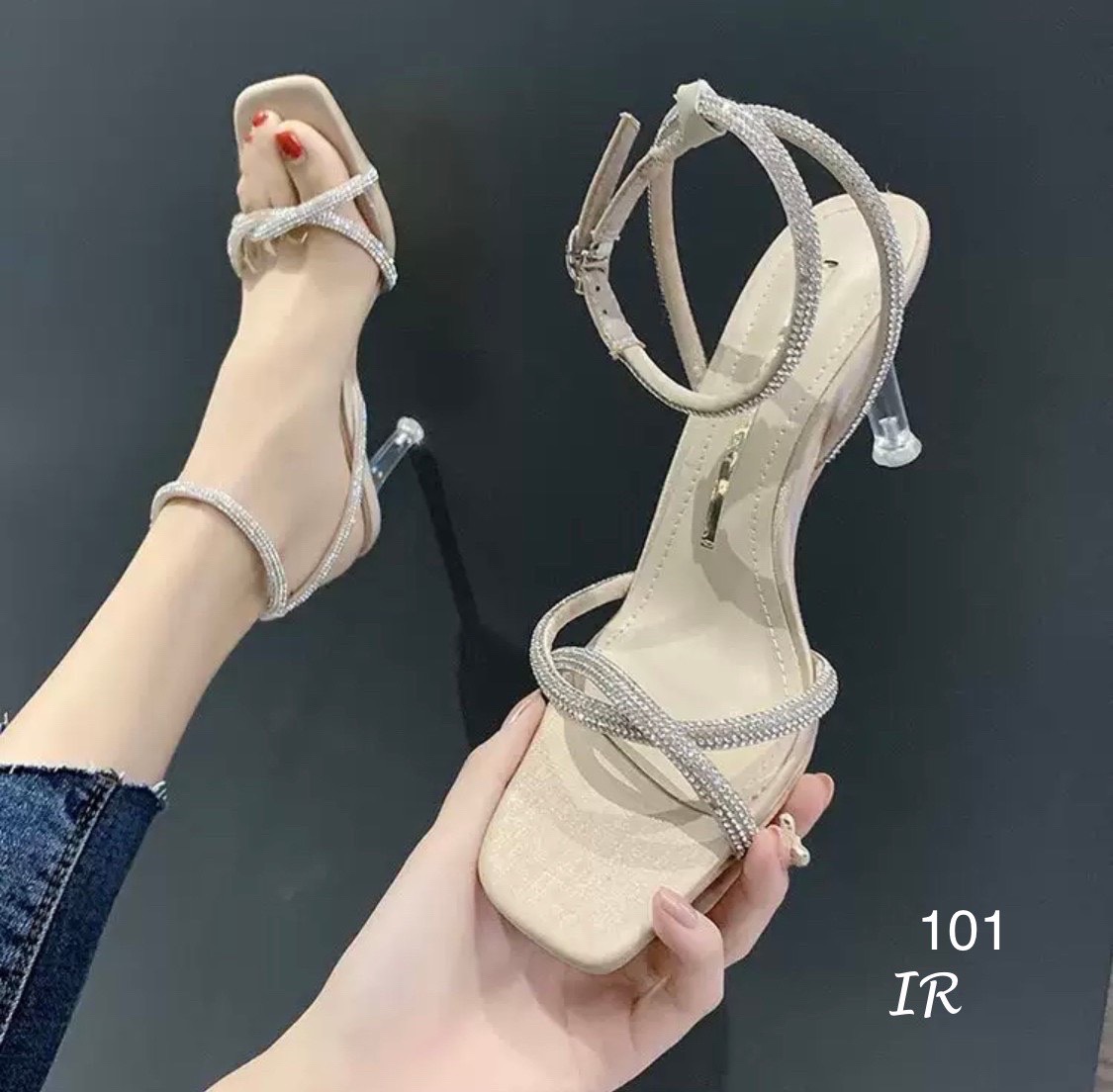 รองเท้าส้นสูงสายไข้วเพชร (สีครีม)