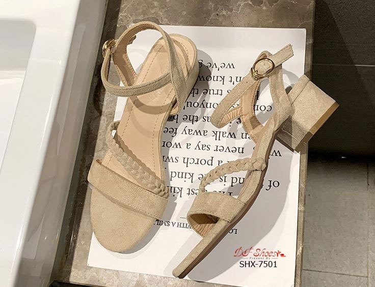 รองเท้าส้นเตี้ยแต่งสายรัดถัก (สีครีม)