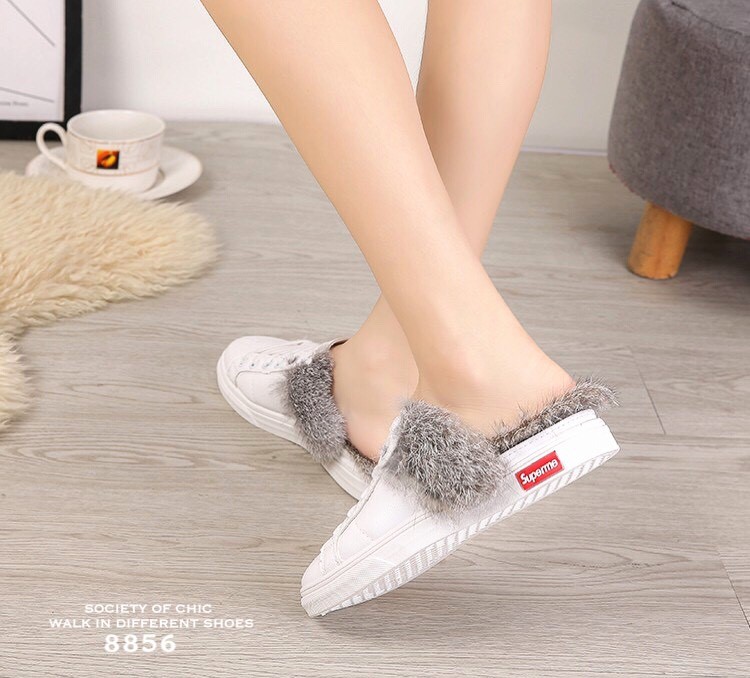 รองเท้าผ้าใบเปิดส้นแต่งขน (สีดำ)